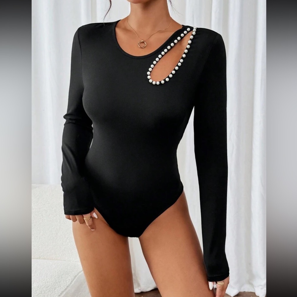 Black and pearl hollow shoulder body suit